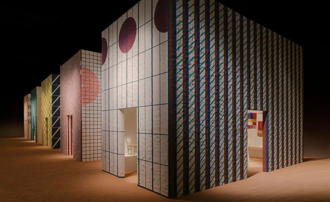 坐Hermès沙发，打GUCCI扑克…米兰设计周上还有什么好东西？