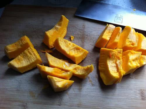 为什么眼白会有色素斑,为什么眼白上有红血丝和黑点