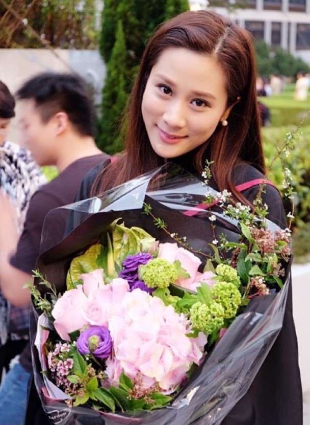 41岁港姐挺孕肚,前港姐冠军怀孕