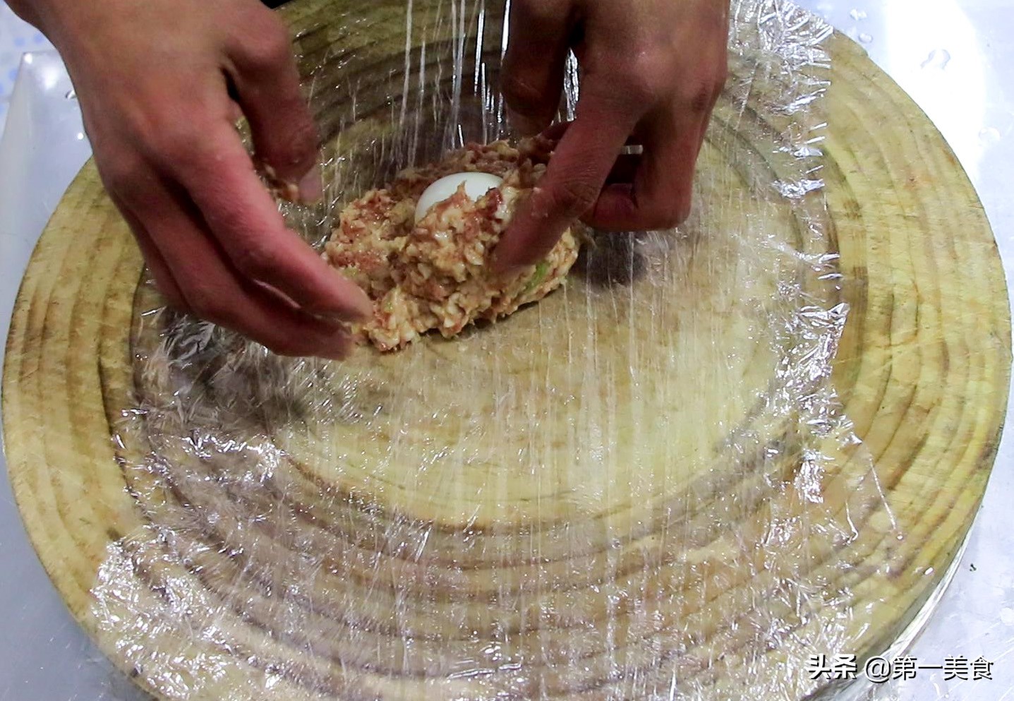 狮子头怎么做才松软又好吃,红烧狮子头为什么加鸡蛋