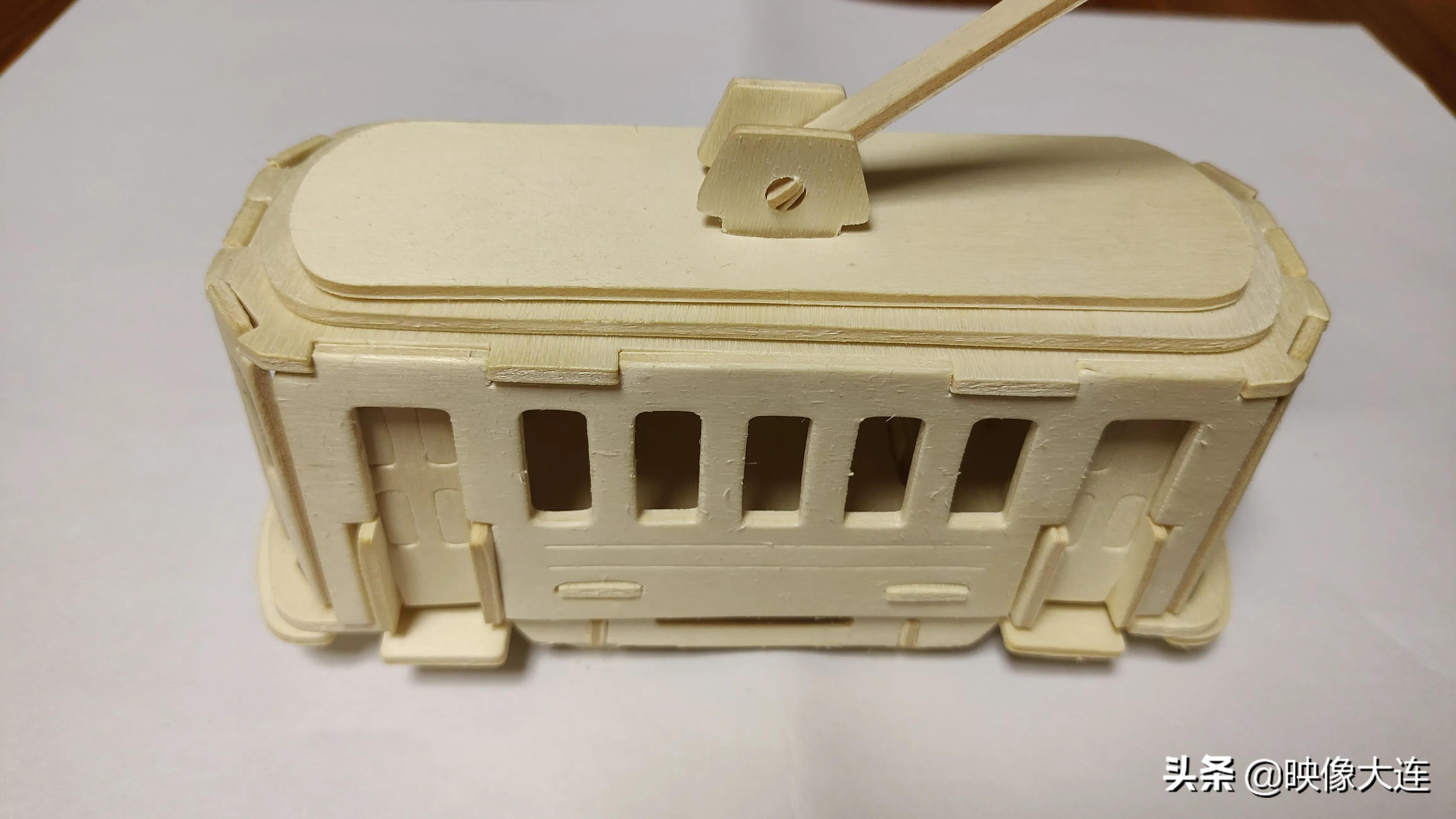 晒一张自己和图书的创意照片,创意照片是用什么软件制作