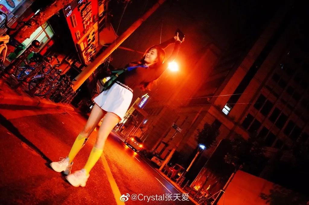 张天爱袜子配拖鞋,张天爱穿的凉鞋