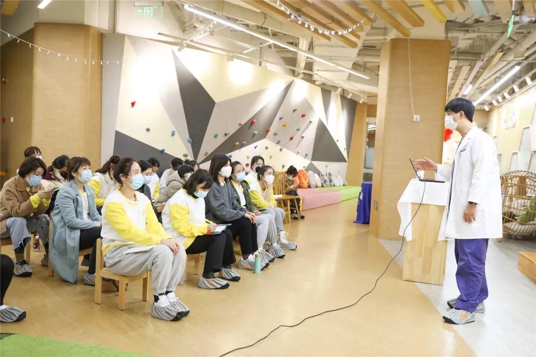 YoKIDX美中宜和，为托育老师开展婴幼儿急救培训