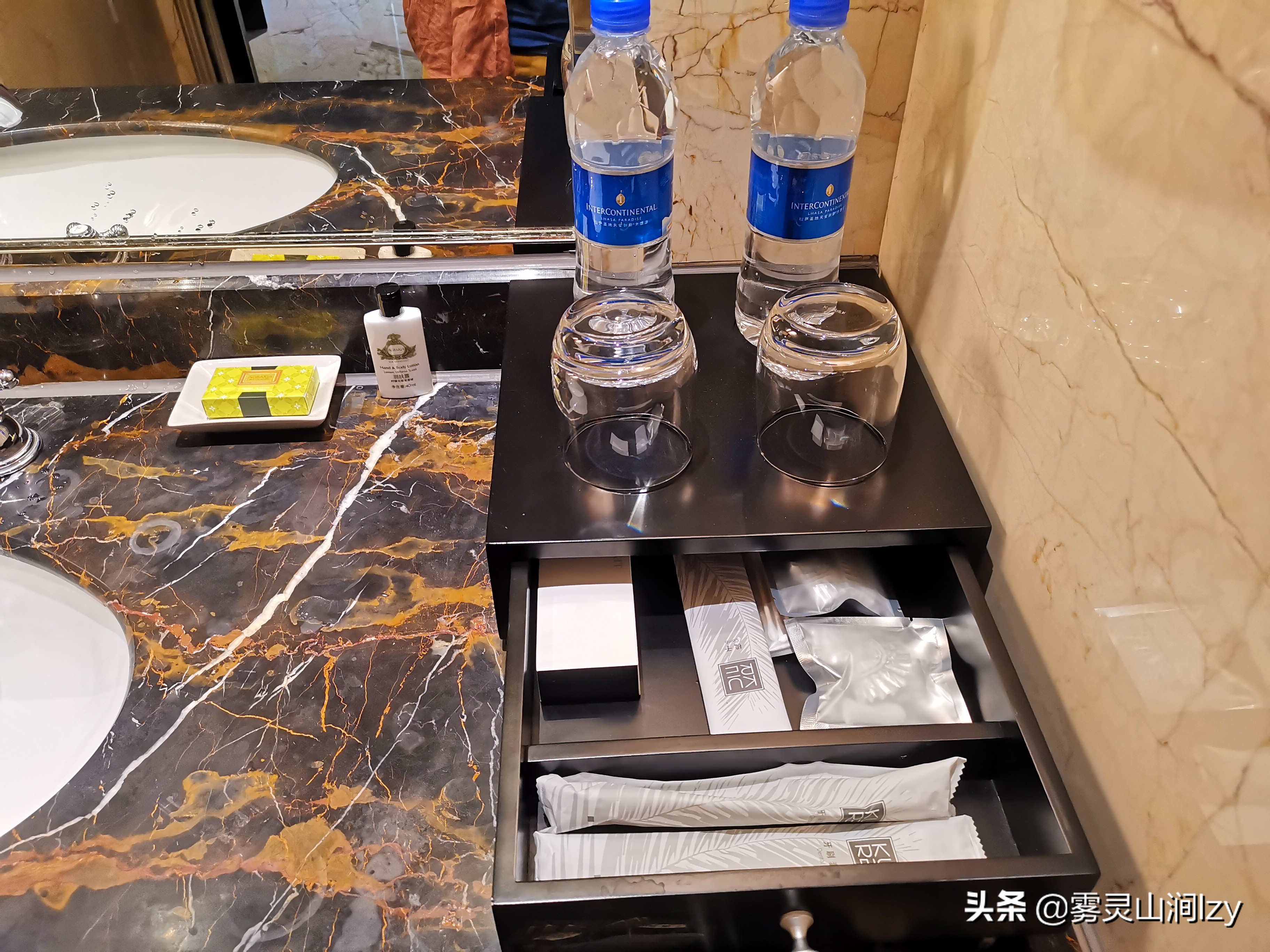 蓝天白云下的雪域高原布达拉宫,蓝天之下日光之城简介