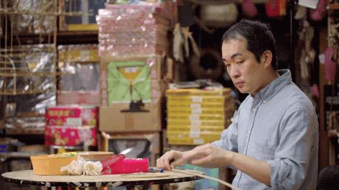 香港阴间设计师：为黄家驹订做电吉他，为张国荣粉丝订做咖啡厅..