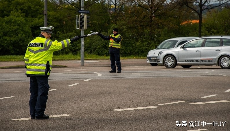 “您想去基督教医院还是天主教医院？”我去…