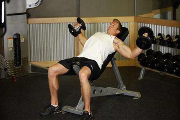 哑铃的4个训练动作，在家训练，效果一样好