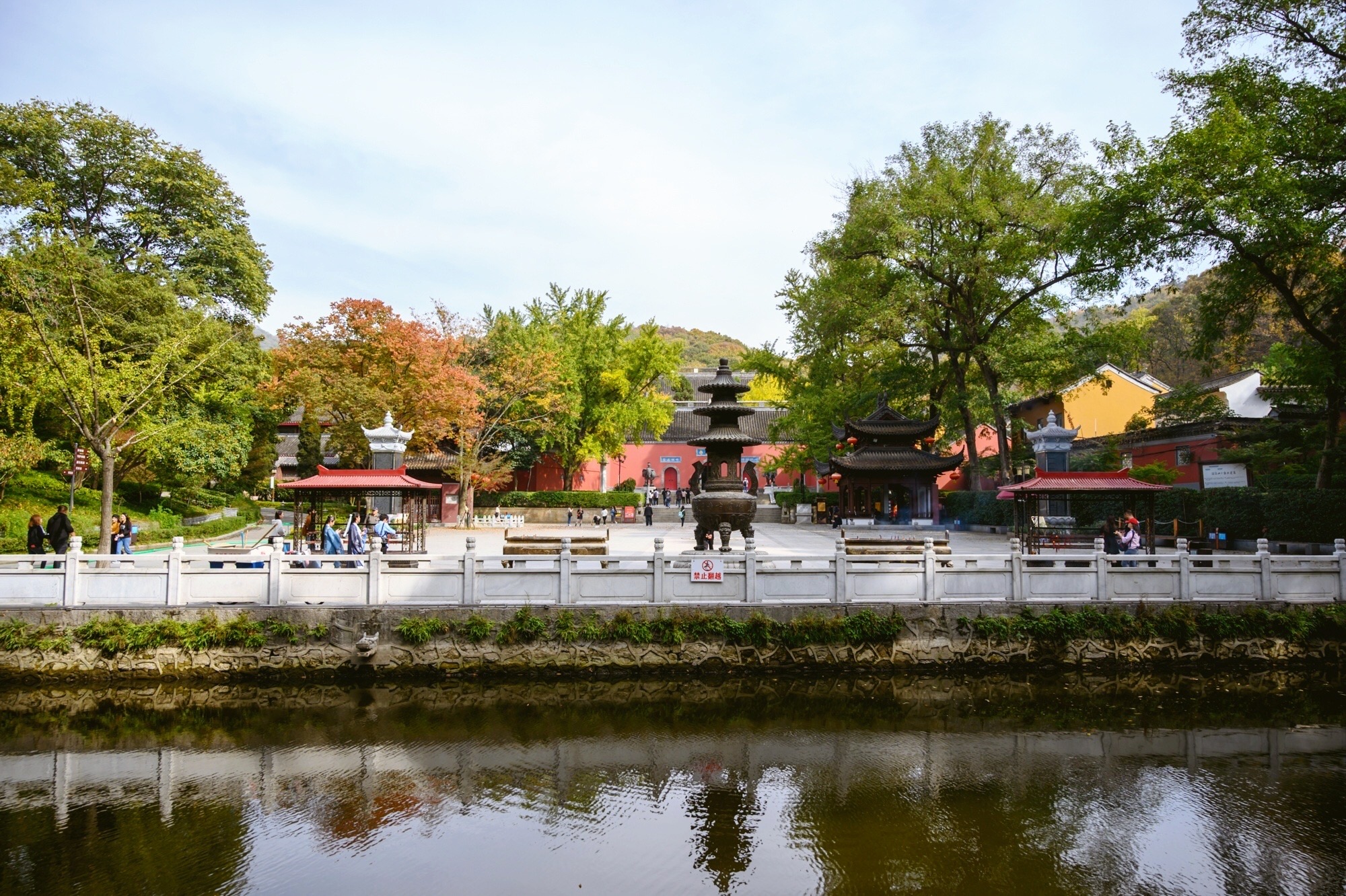 江苏人气最旺的寺庙,与浙江国清寺齐名,距今已1500多年历史