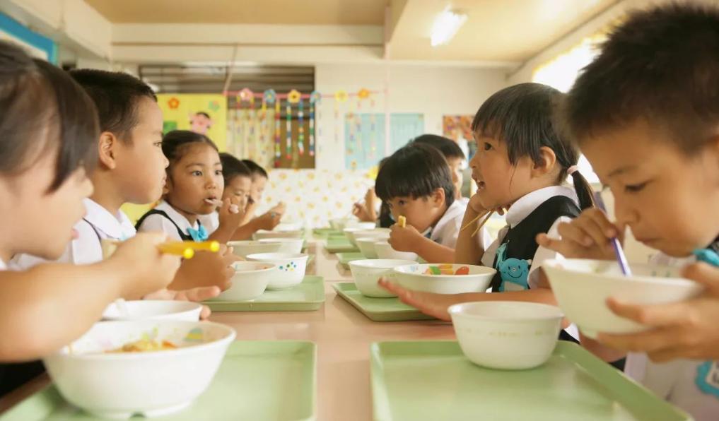 3种自杀式喂饭，正在让孩子患上厌食症，别以为是为他好