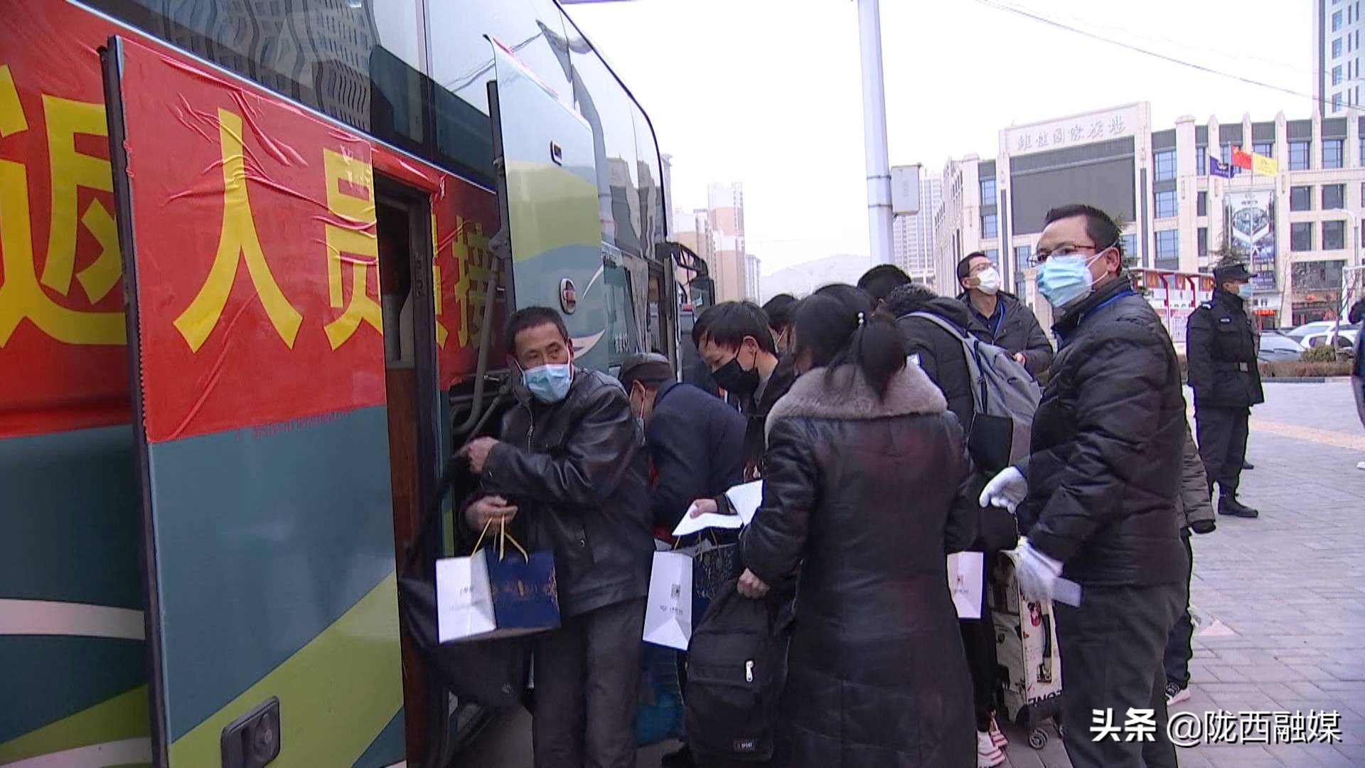 新闻特写春运路上温暖同行,新闻特写最暖心的视频