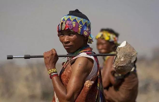 腐败非洲：啥劫匪……黑叔叔居然被一瓶可口可乐就给收买了。