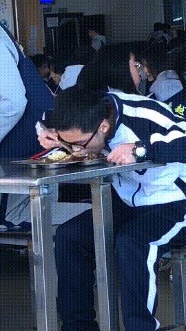 看了整整七分钟，他们最终还是上去了