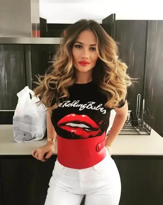 莫德里奇接班人克罗地亚球星科瓦契奇女友-伊莎贝拉