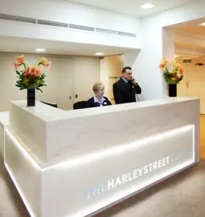 疫情肆虐,穷人无处可逃,富人们订私人飞机,请私人医生检测