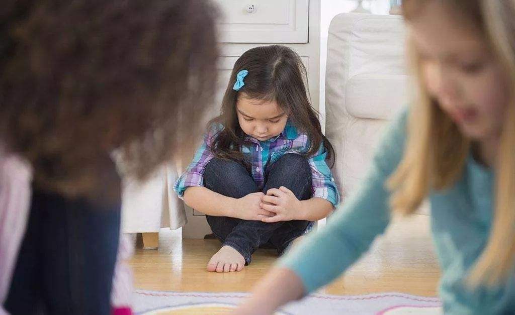 孩子在幼儿园被排挤被孤立怎么办,幼儿园孩子被孤立家长正确做法