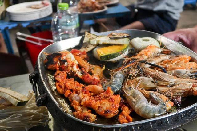 在泰国吃一顿海鲜得多少钱,在泰国自助餐吃不完