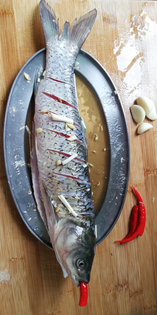 红烧鱼的家常做法红烧草鱼加豆腐,二十斤大草鱼柴火红烧鱼的做法