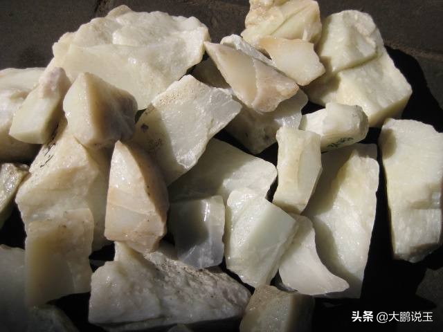 非专业人士怎样区分岫玉和和田玉,岫玉和和田玉的区别价格哪个更高