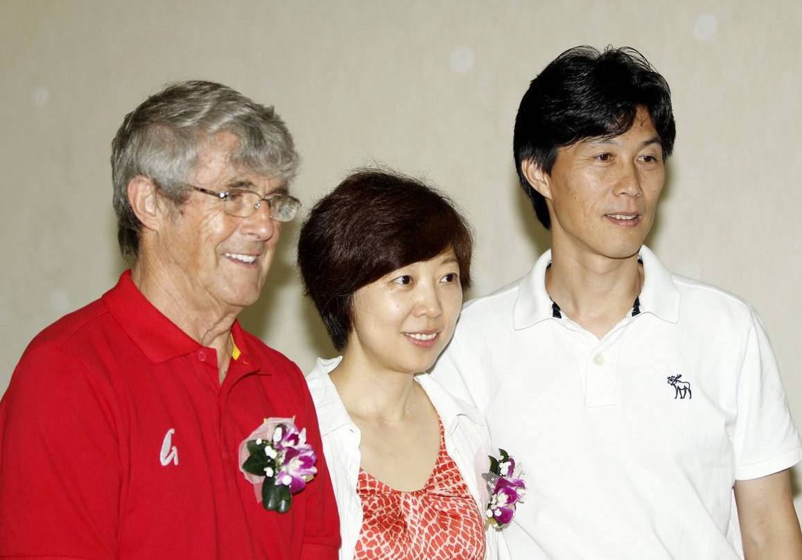 她曾是中国第一足球记者,与米卢关系密切,今再贴米卢合影少人看