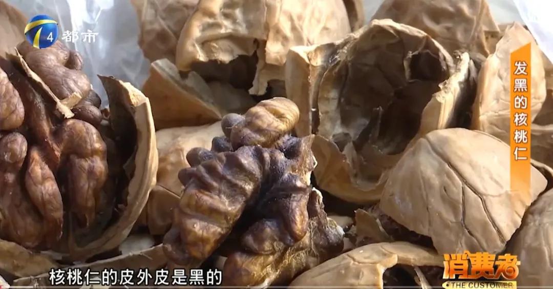 核桃发黑能用水洗吗,核桃表皮发霉了能吃吗