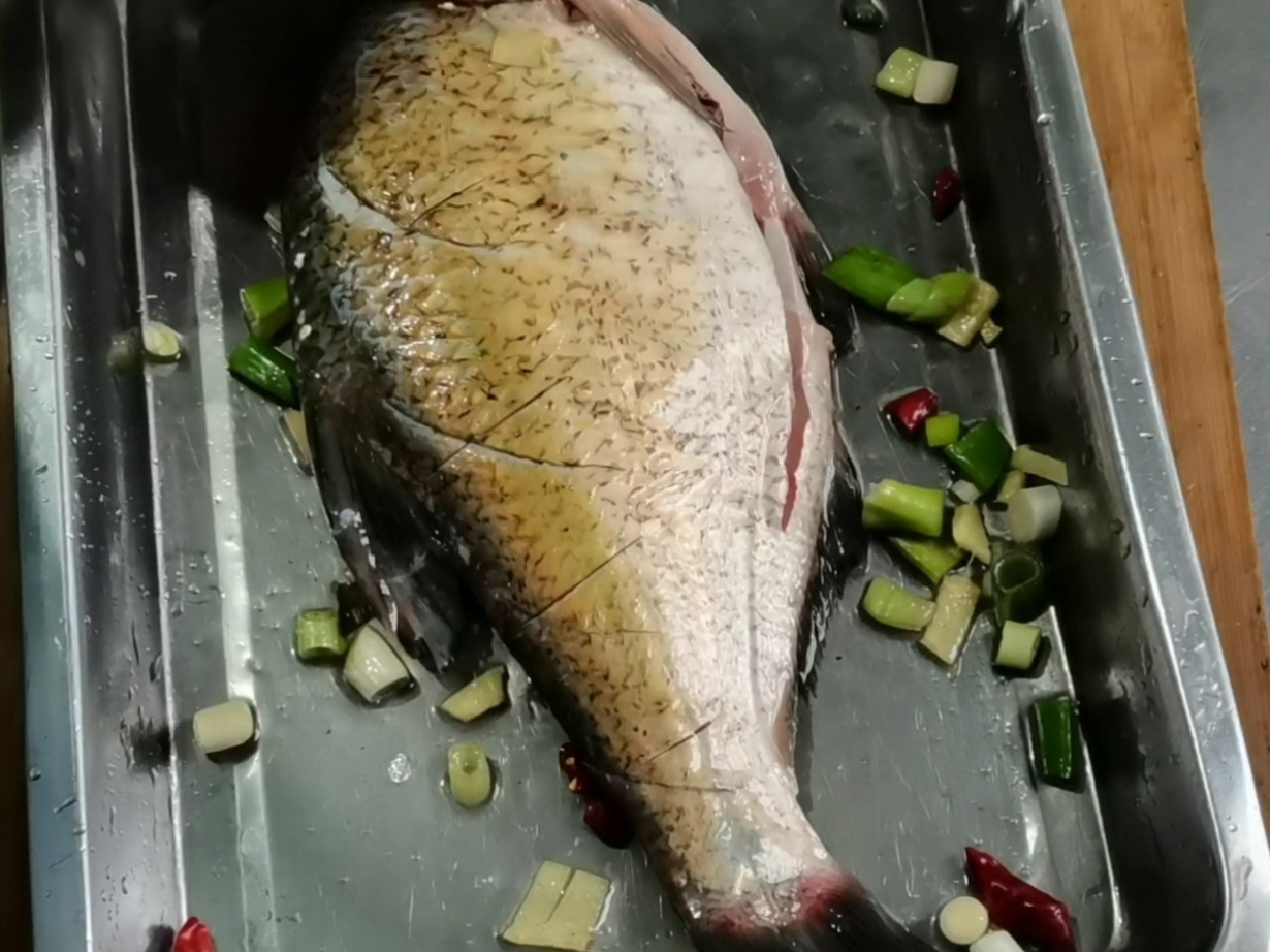 在家做红烧鱼怎么做才好吃,红烧鱼这样做味道鲜美好吃又入味
