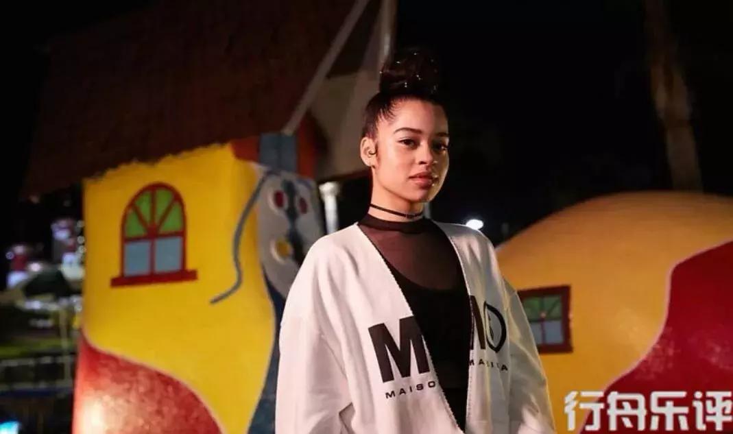 ellamai姝屾墜浠嬬粛,鑻卞浗姝屾墜ellamai涓庡鍥惧