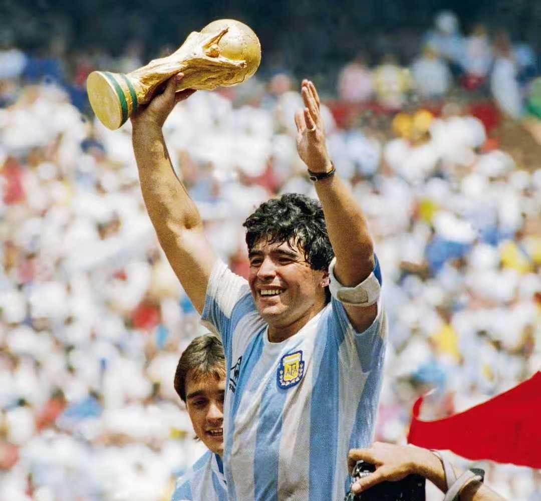 1987年，*小平邓**邀马拉多纳来中国遭拒，马拉多纳：不给3亿，不去