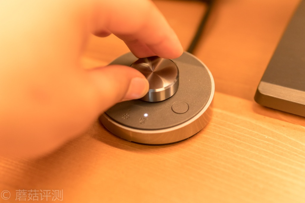 明基screenbar屏幕挂灯效果,明基显示器屏幕挂灯