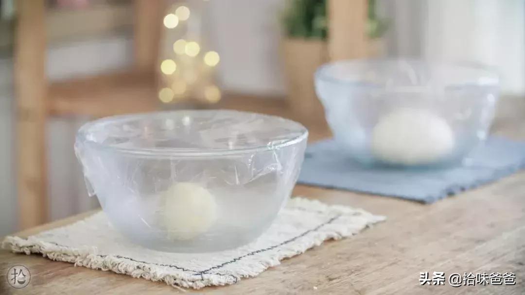 在家也可以做出酥脆的绿豆饼了,在家自制酥皮冰绿豆饼不用烤箱