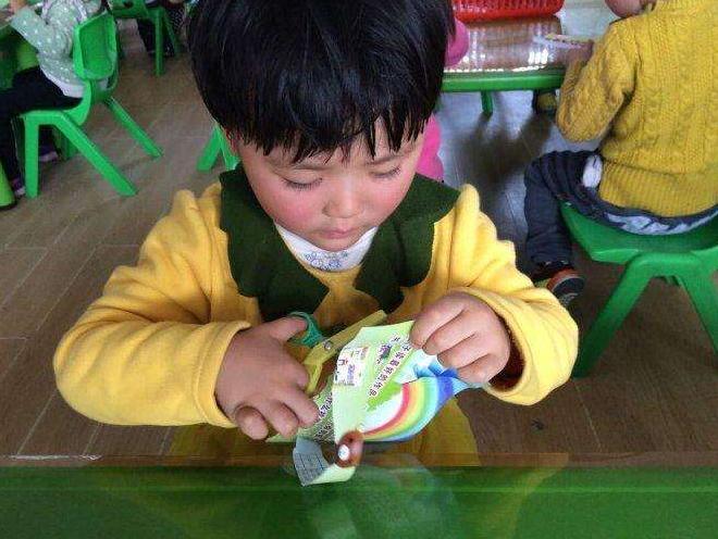 宝宝不小心打破体温计放进嘴巴,宝宝不小心把体温表水银咬碎