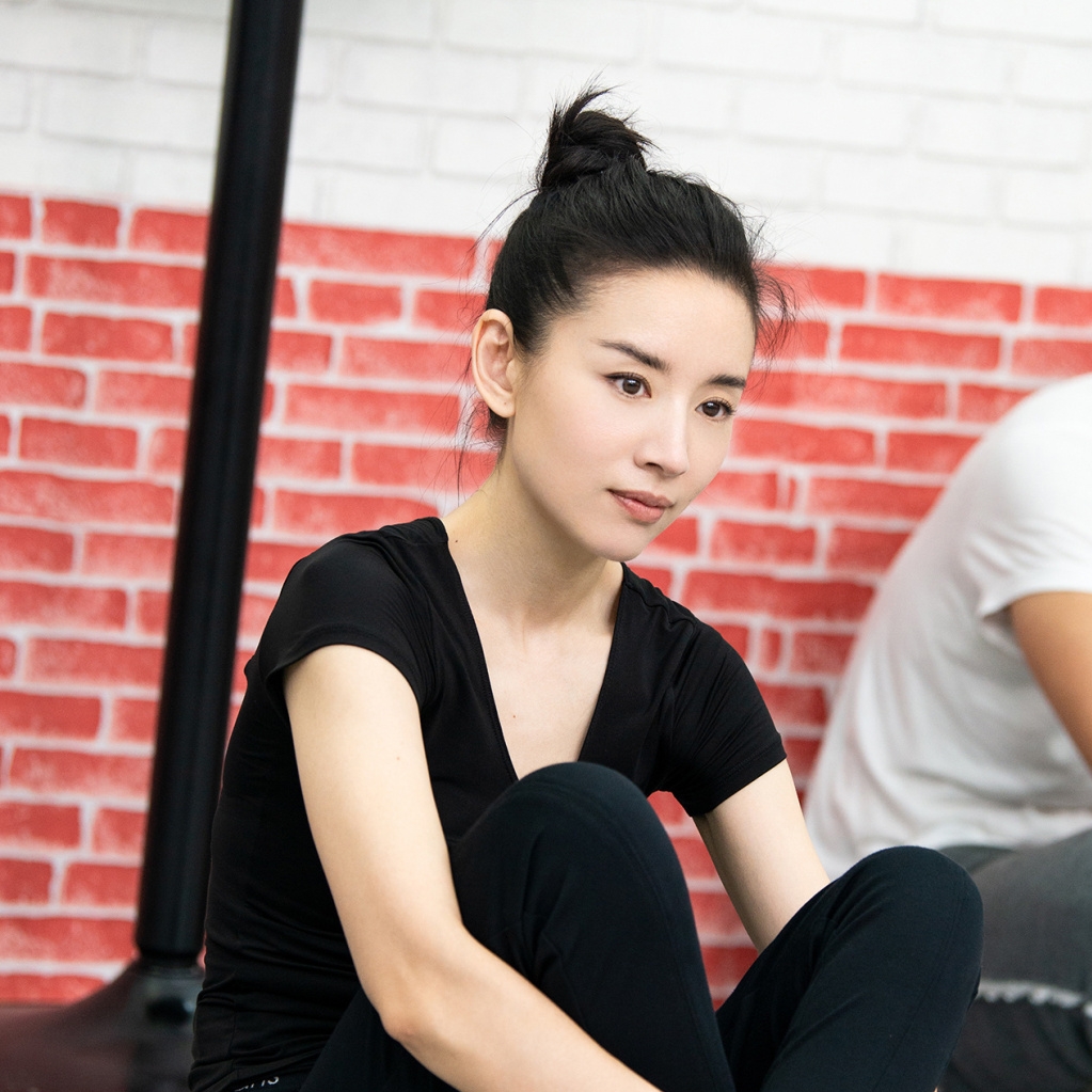 侧脸好看正脸好看么,侧脸比正脸好看的就是骨相美