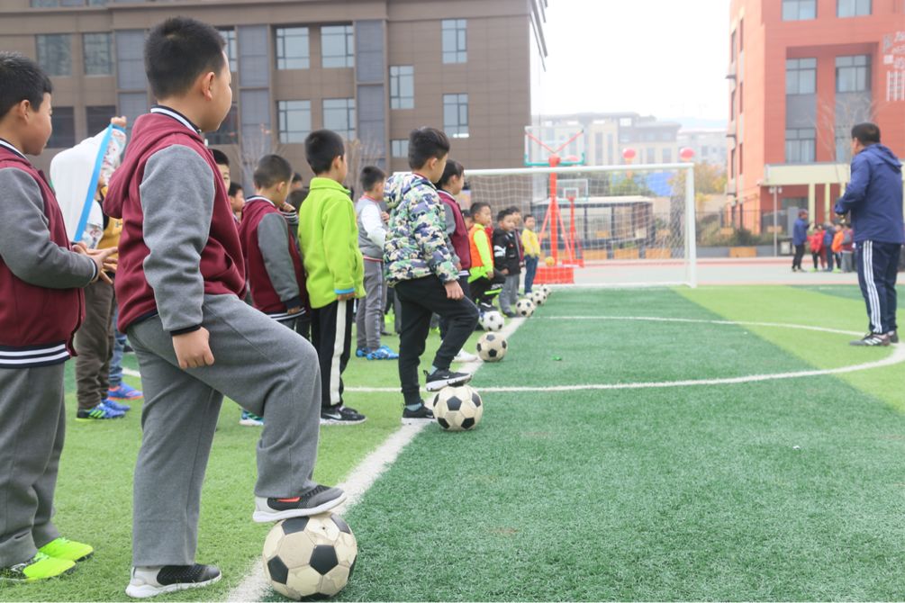 宝鸡9岁中非混血儿成绿荫场上的焦点：我的目标是国家队