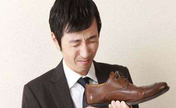 脚后跟干裂起皮的原因是什么,手心起皮和干裂是缺少维生素吗