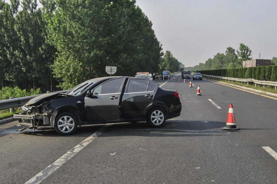 高速爆胎瞬间自救方法,高速爆胎没有扳手怎么样自救