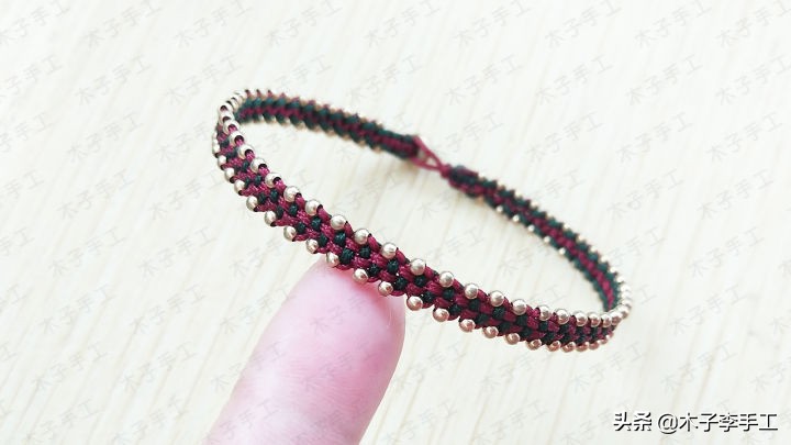 一根线串珠子手链,一个转运珠编手链的造型