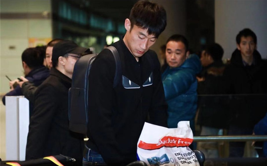 国足结束亚洲杯回到北京，名牌衣服和名包抢镜，国脚购物收获满满