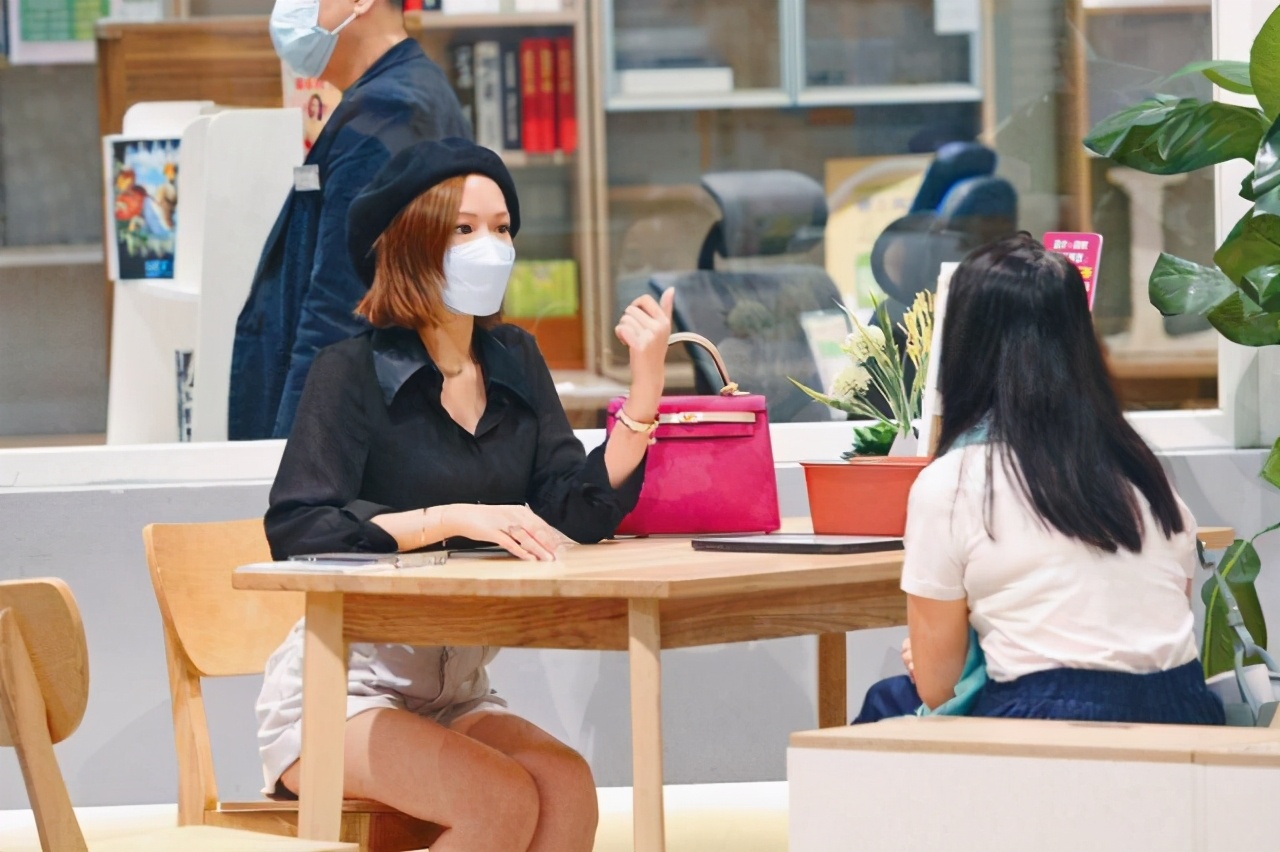 乔迁新居!冯盈盈搬入2300万海景房,携妈妈买折扣家具添新房