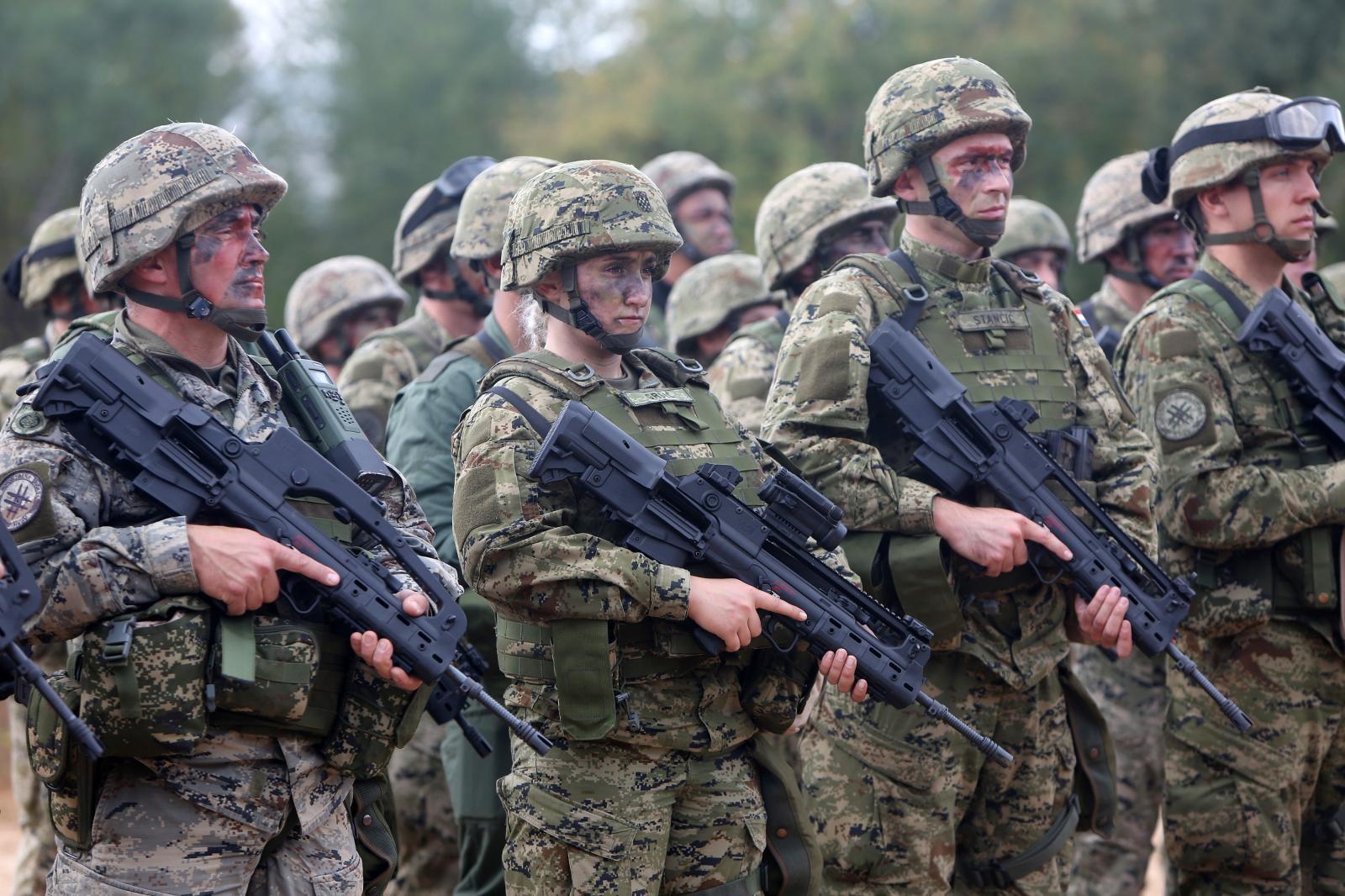 克罗地亚vhs2轻武器,法玛斯vhs2魔改