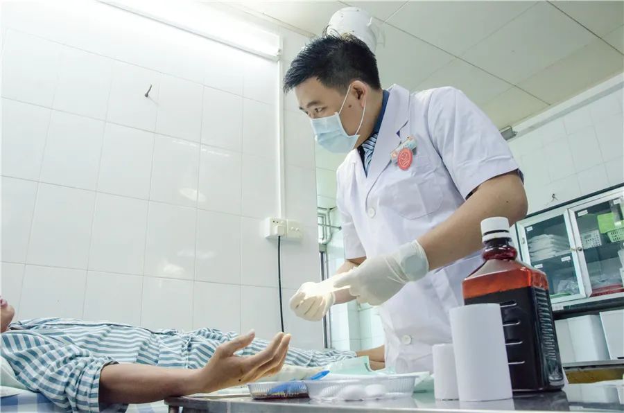 番禺|番禺急诊科医生李健欣:病人眼中的好医生,也想做孩子眼中的好爸爸