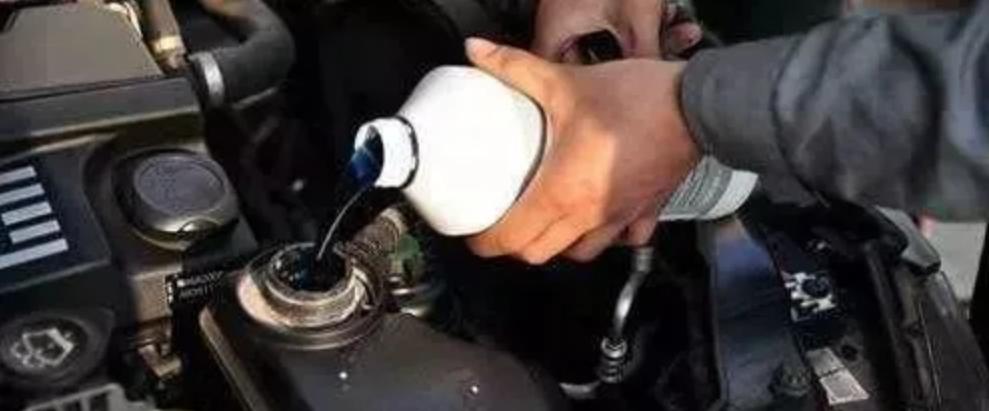 新车出现多次加防冻液,新加的防冻液一直减少是什么原因