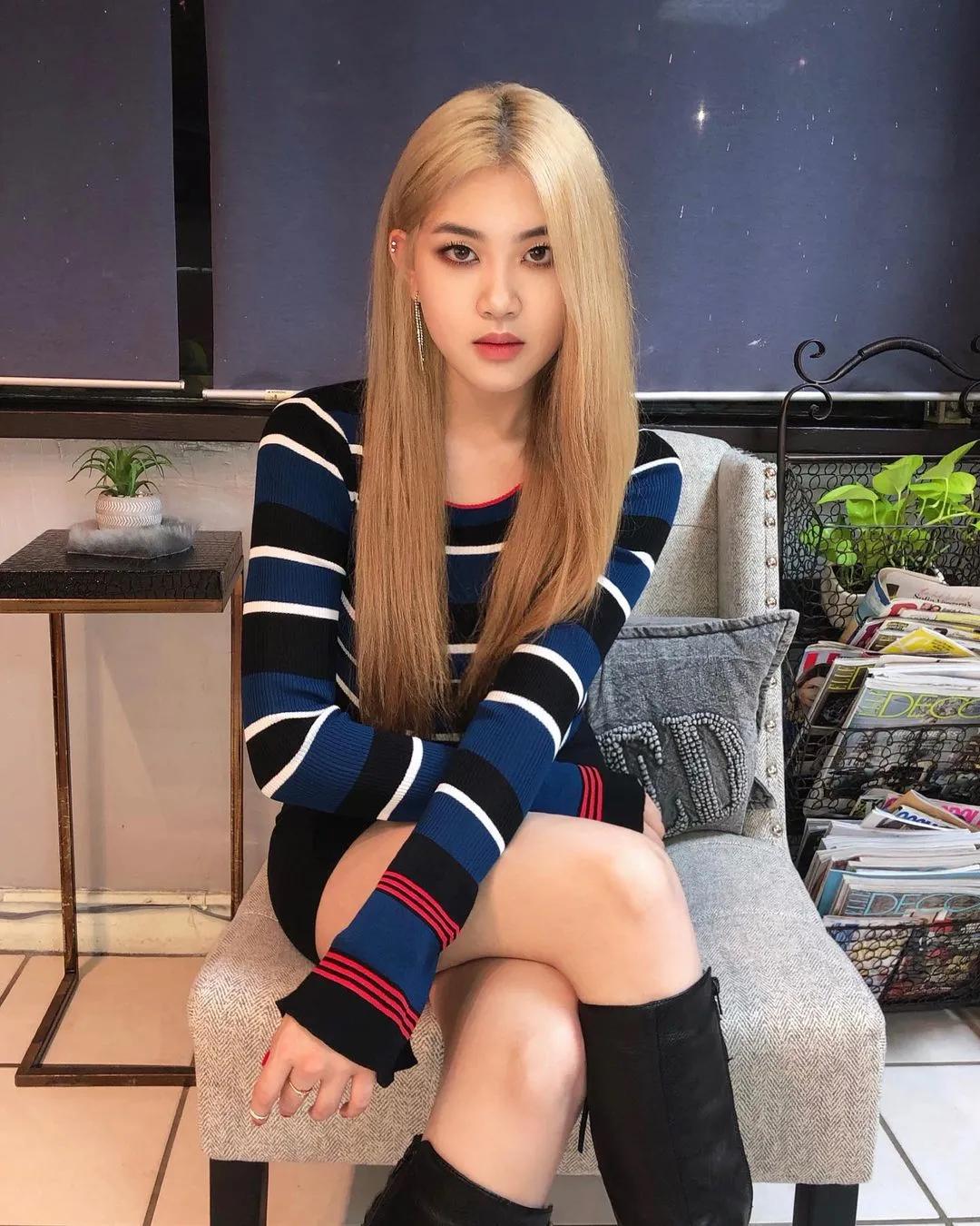 lisa和rosie秀恩爱,lisa与rosa在直播间接吻