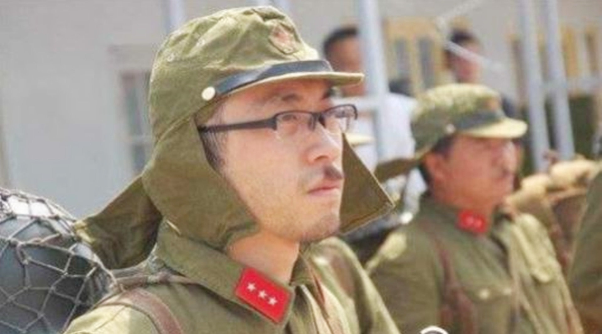 日军帽子上为什么会有一层网,日军帽子为什么有两个帘