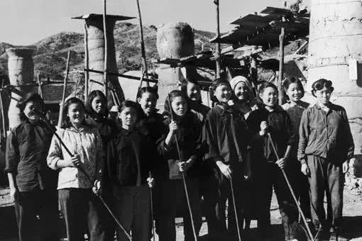 毛主席饶有兴致地观看中央办公厅干部“大炼钢铁”