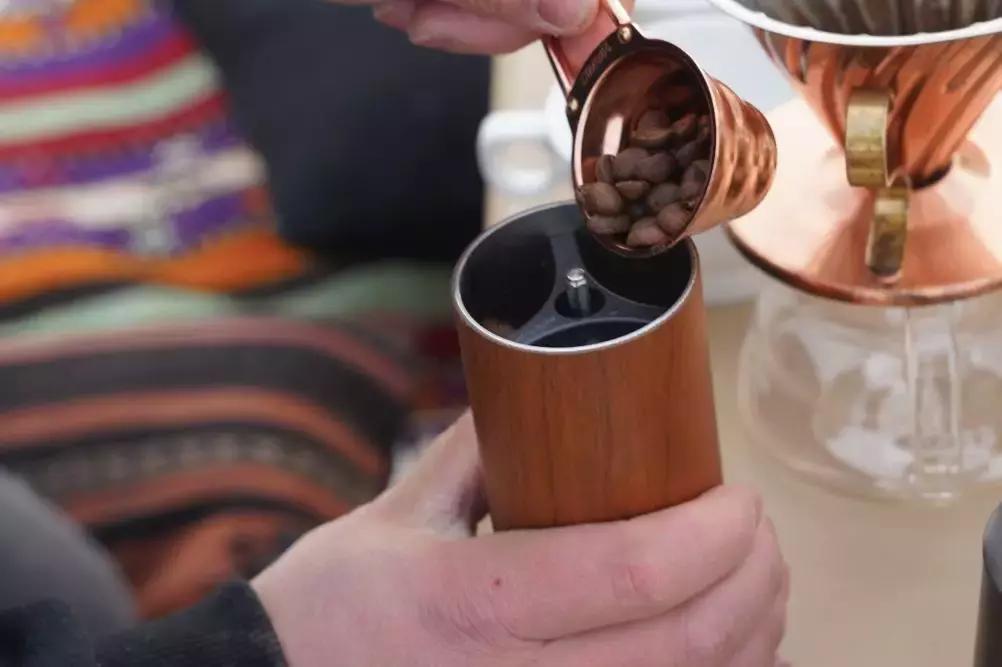 把泳池搬进沙漠,圈黄河做庭院,一个男人的西部世界,可以有多野