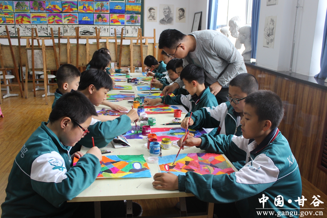 全力办好家门口学校,甘肃省甘谷县康庄中学校长张光亭