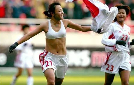 中国男足与中国女足腹肌,女足队员马君大秀6块腹肌