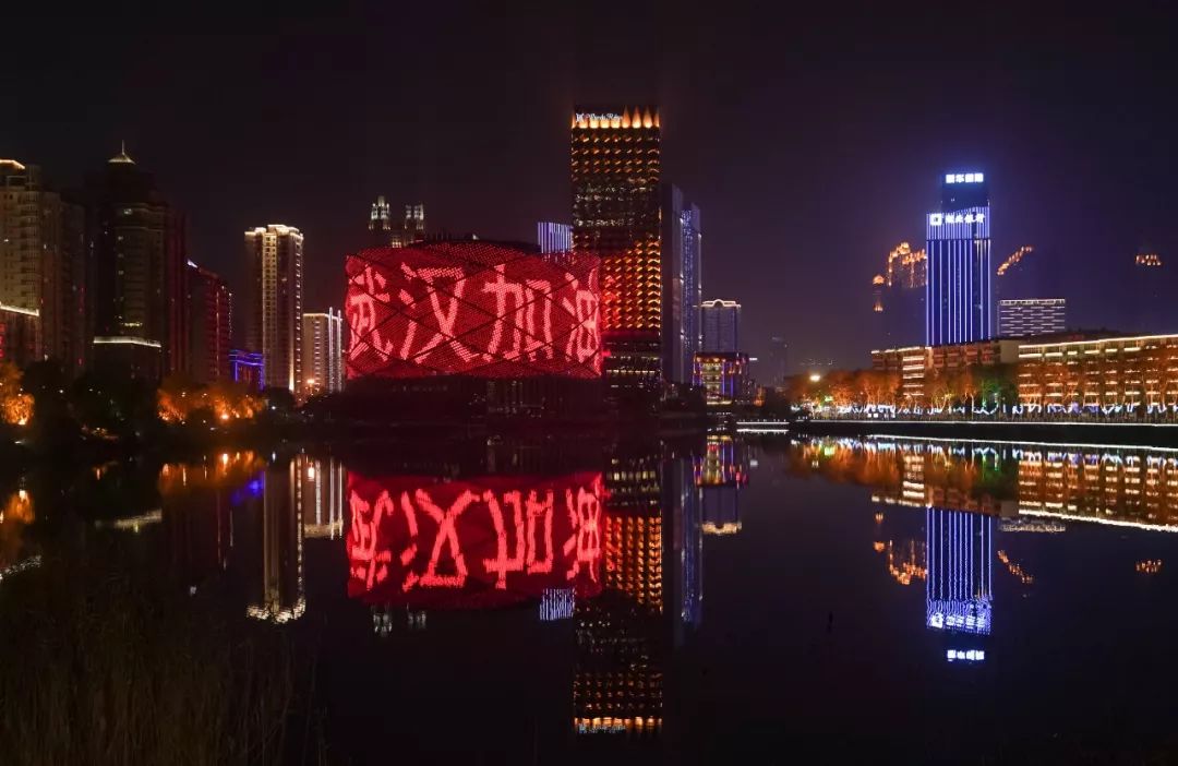 今夕元宵灯火依然通明,元宵佳节灯火明家家户户庆团圆