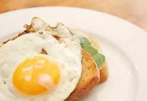 鸡蛋煮熟后蛋清上有个小黑点,为什么鸡蛋煮熟后蛋黄有一个黑点