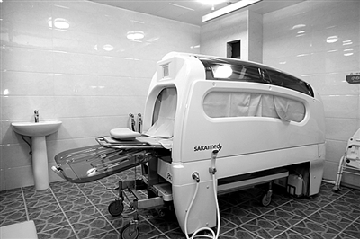 人类现在到底有多懒？发明全自动洗澡机，躺进去睡觉就能洗干净了