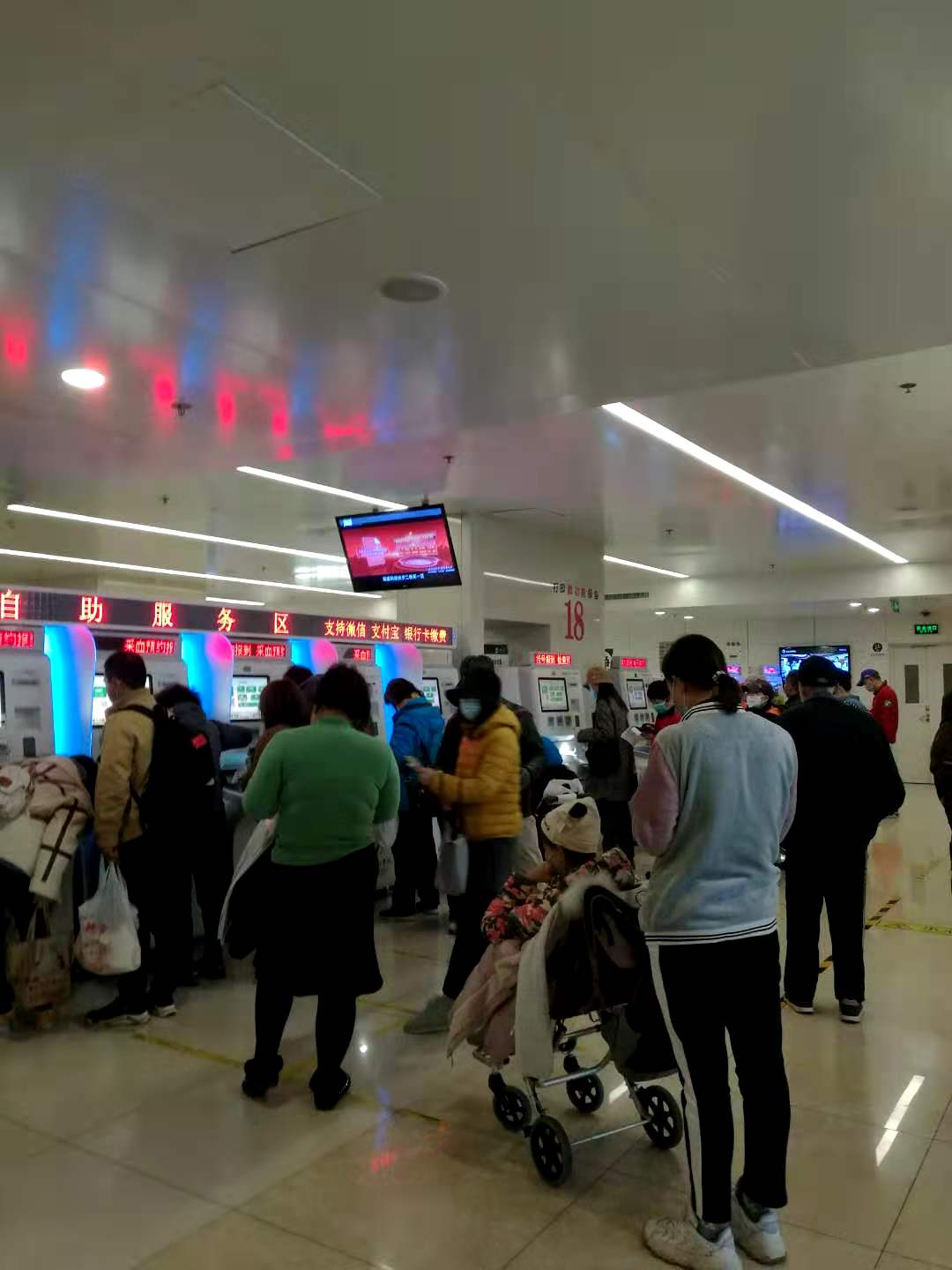 看病有多难，看看门诊大厅的人流，头就大